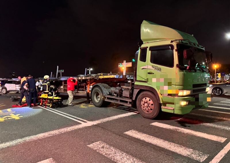 台灣新聞通訊社-快訊／又見死亡車禍！聯結車「右轉直衝」撞上機車　女騎士送醫不治