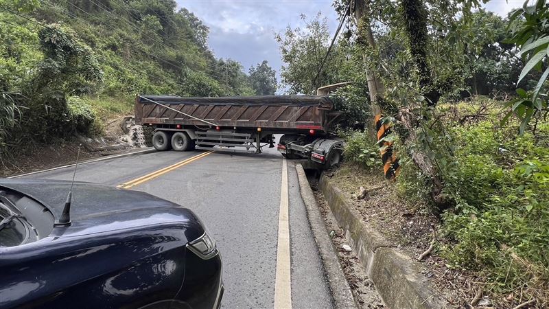 台灣新聞通訊社-快訊／彎不過去就填溝！砂石車迴轉闖禍「車體卡住」台20線這段路封閉