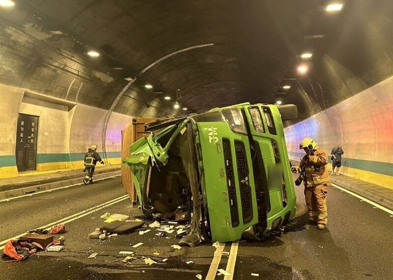 台灣新聞通訊社-快訊／國道3號驚悚車禍！貨櫃車「整輛翻覆」慘卡隧道　現場一片狼藉