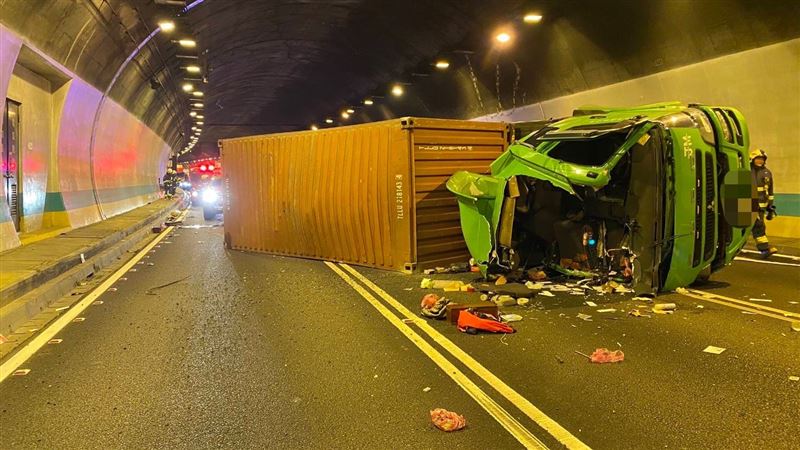 台灣新聞通訊社-碧潭隧道慘翻車！貨櫃車司機「嚇到漏尿」　失禁求救幸脫險