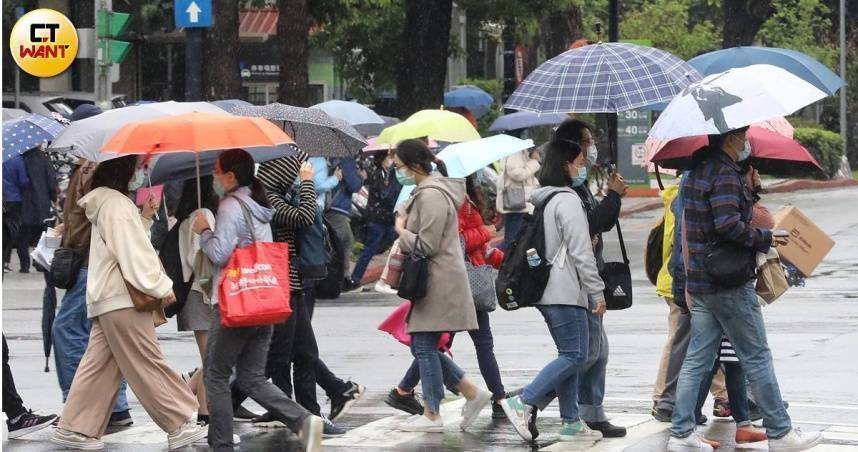 台灣新聞通訊社-2地一路濕涼到週末！下週三「冷空氣報到」再變天 北部再現1字頭低溫