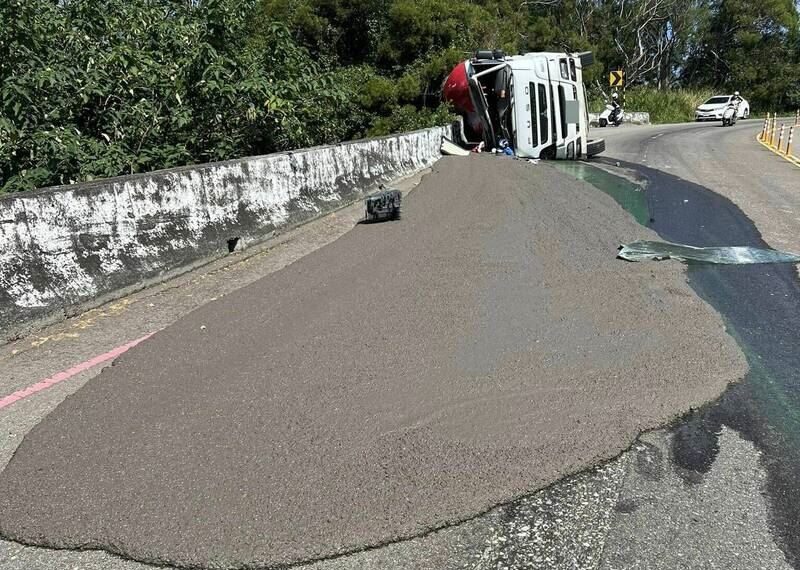 台灣新聞通訊社-司機受傷送醫！水泥預拌車轉彎翻覆　大量混凝土傾洩而出