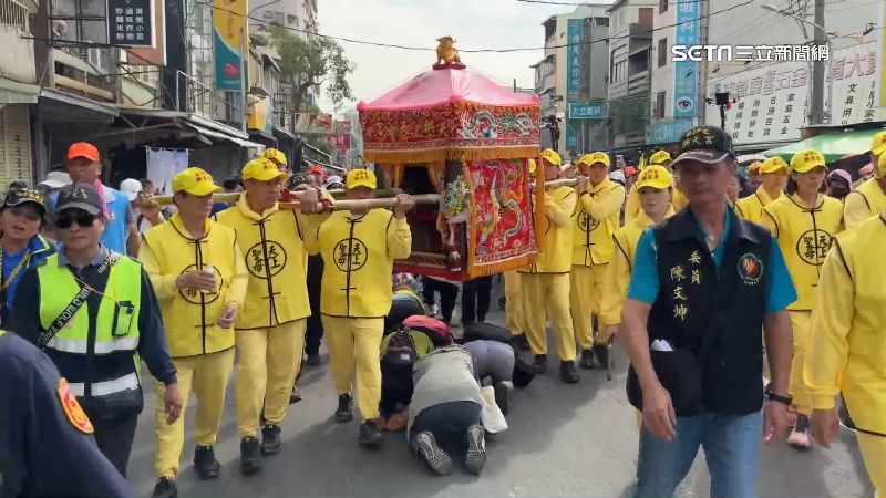 台灣新聞通訊社-「粉紅超跑」啟程！白沙屯媽來高雄　合體五甲媽遶境