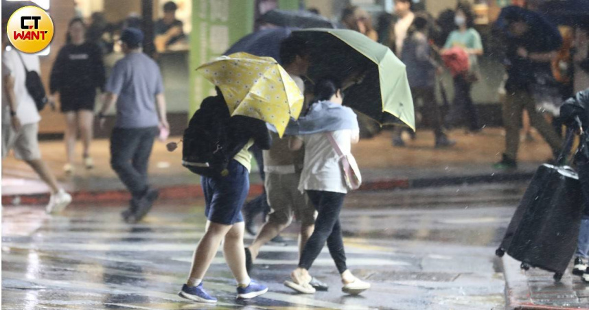 台灣新聞通訊社-天兔颱風逼近　2縣市累積雨量達「停班課標準」