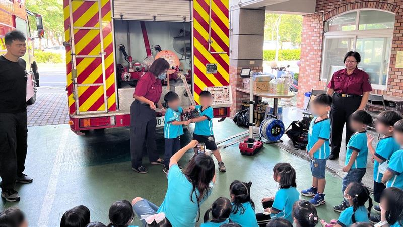 台灣新聞通訊社-防火觀念從小紮根！彌陀龍心幼兒園學童體驗消防隊的一天