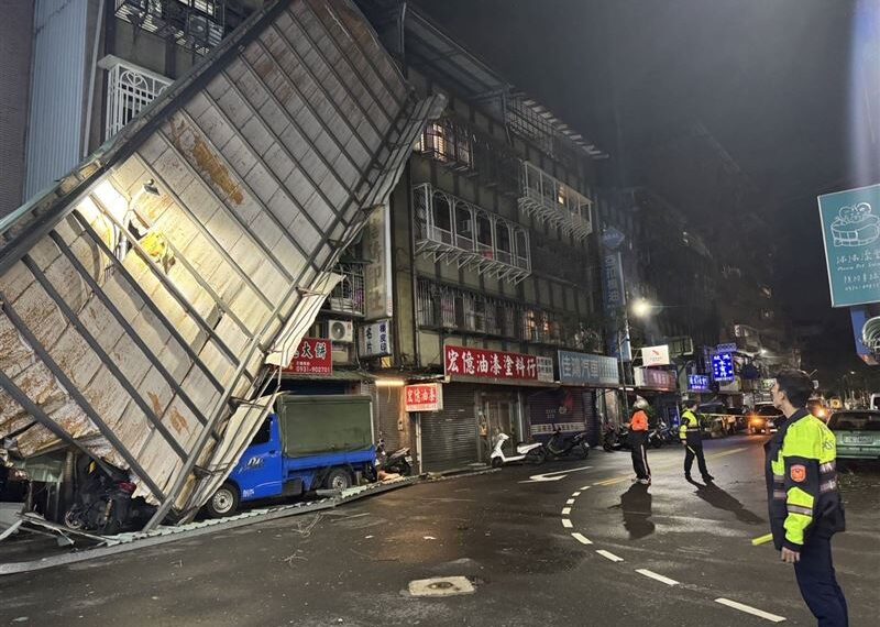 台灣新聞通訊社-新莊屋頂整片被掀起砸車　北市鐵皮到處飛砸進文湖線軌道