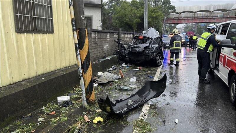 台灣新聞通訊社-快訊／苗栗恐怖車禍！20歲男「駕車失控自撞電桿」救出已無呼吸