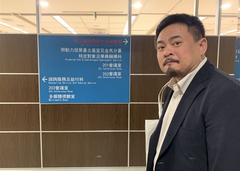 台灣新聞通訊社-上任第二天！勞動部長洪申翰探視北分署　公布手機號承諾傾聽基層