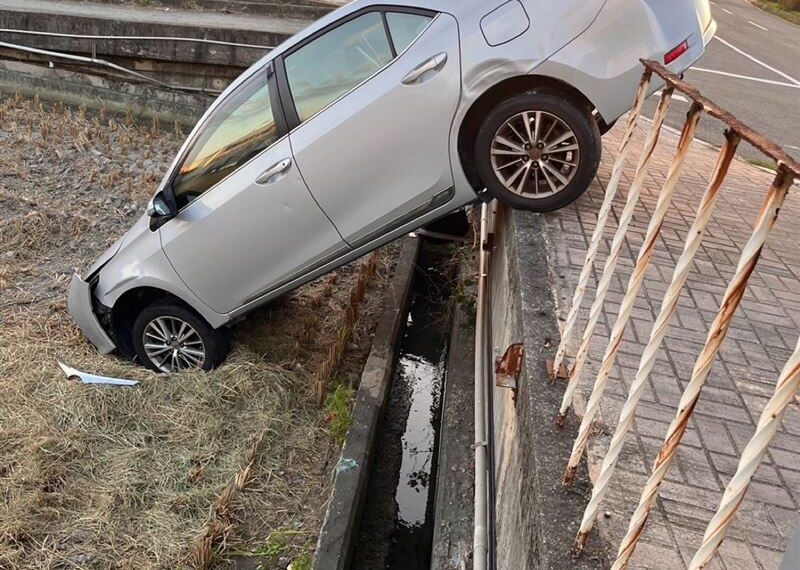 台灣新聞通訊社-阿伯出事啦！台中男左轉暴衝失控「轎車直插田中」酒測值超標