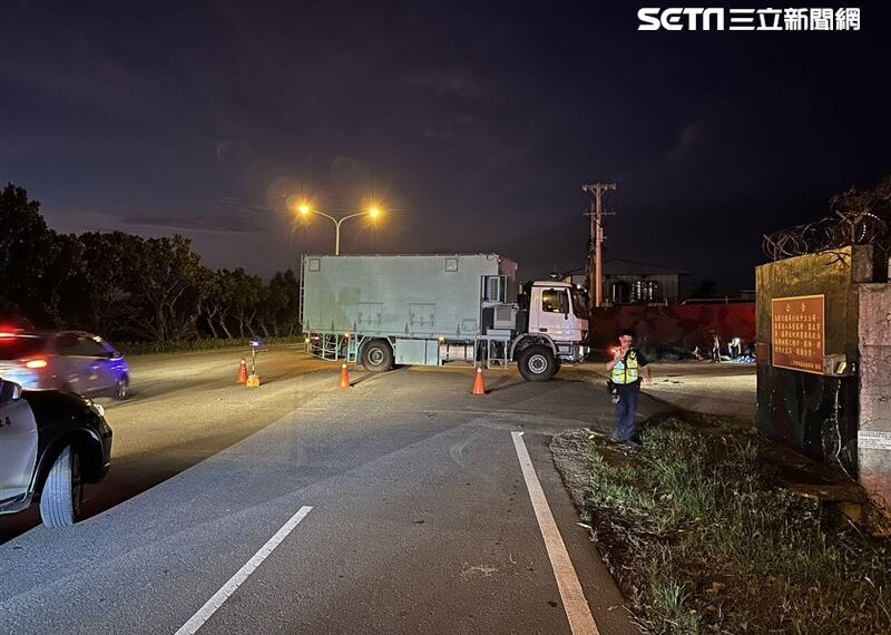 台灣新聞通訊社-快訊／軍用貨車左轉進營區「碰」撞死人！23歲重機騎士斷魂　畫面曝光