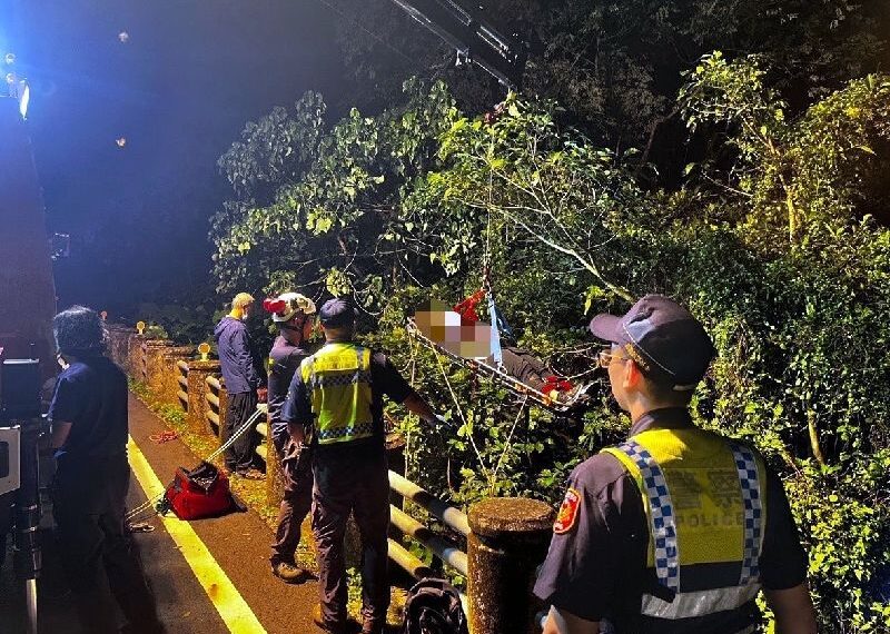 台灣新聞通訊社-彰化4親友駕車遊阿里山跌落山谷　吊掛救出輕傷