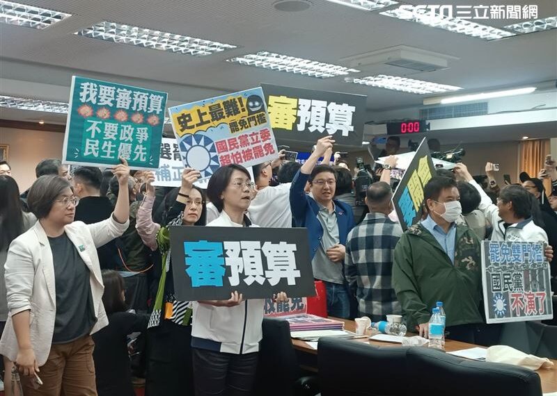 台灣新聞通訊社-選罷法排審　綠委占主席台喊「國民黨怕罷免」、藍委喊「民進黨怕開會」