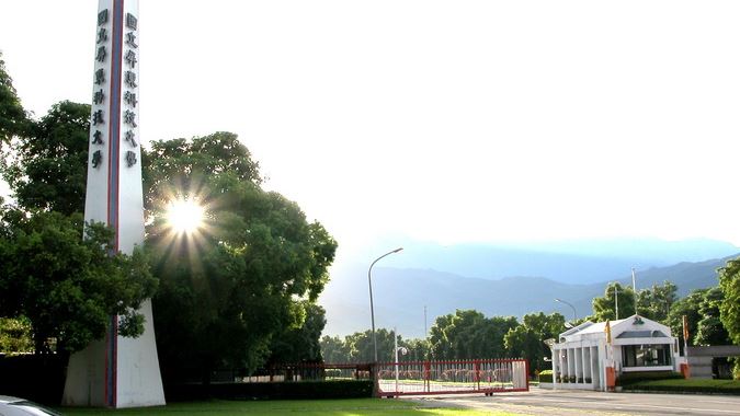 台灣新聞通訊社-天兔颱風來襲…將撞上「這學校」100週年校慶？學生詢問備案