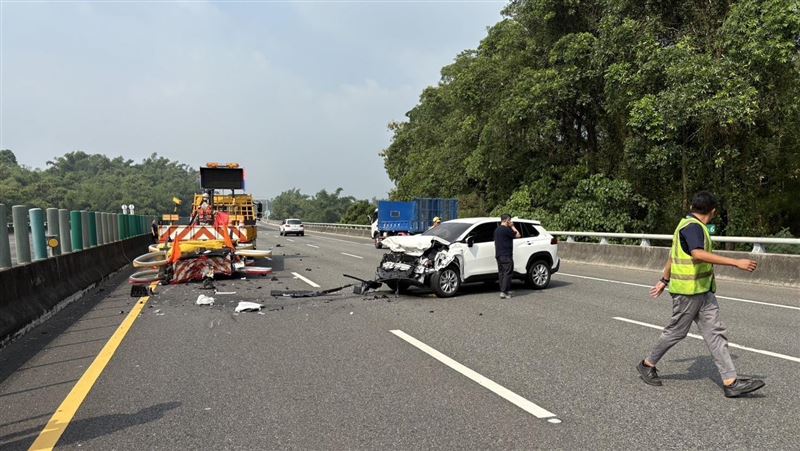 台灣新聞通訊社-快訊／又被撞了！國三田寮段休旅車「內線猛撞」緩撞車GG