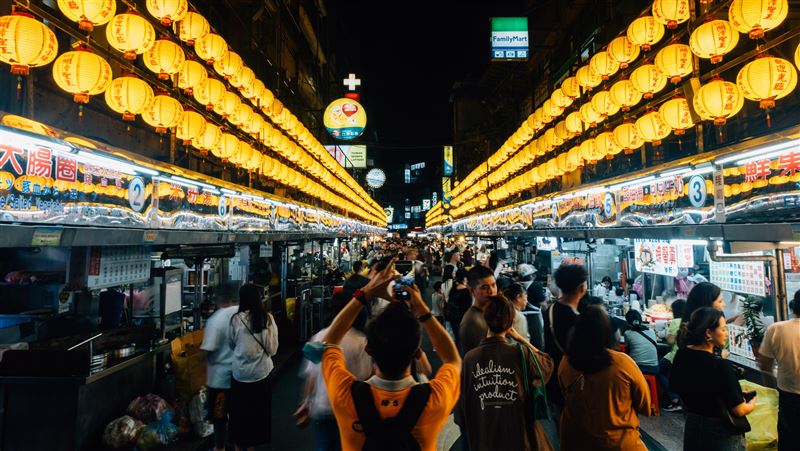 台灣新聞通訊社-快訊／男逛基隆廟口夜市遭利器攻擊　大腿遭刺送醫　警逮1嫌