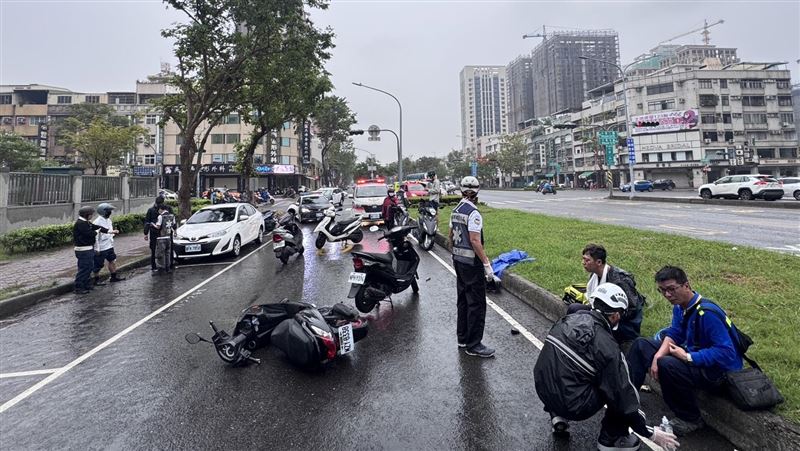 台灣新聞通訊社-又一超扯車禍！疑前方「電風扇掉落」6機車「保齡球Strike」全倒　8人傷