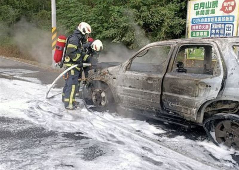 台灣新聞通訊社-快訊／台74甲火燒車！轎車莫名成火球團　駕駛嚇壞急棄車逃生