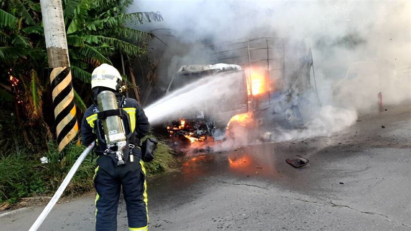 台灣新聞通訊社-北市社子島路邊小貨車突起火　全面燃燒濃煙竄天