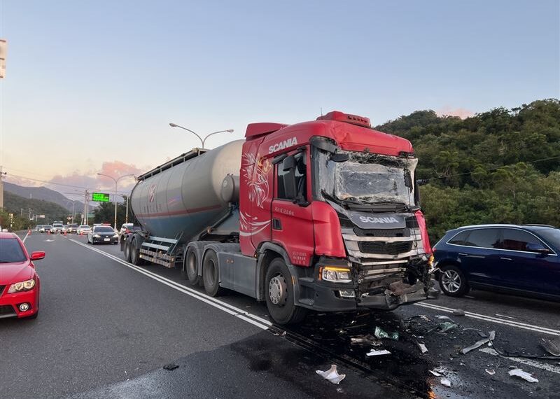 台灣新聞通訊社-屏東獅子鄉水泥車追撞遊覽車！再撞機車　13人受傷送醫