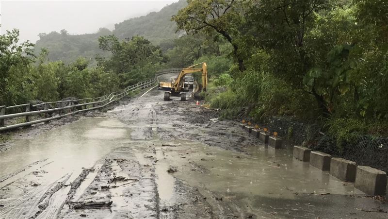 台灣新聞通訊社-花蓮瑞港公路坍塌奇美部落受困　縣府加緊搶通