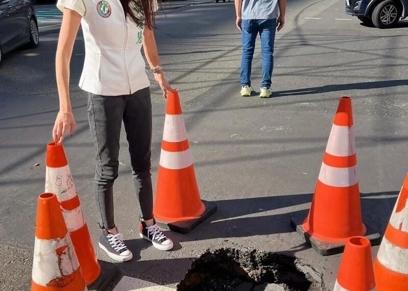 台灣新聞通訊社-桃園道路驚見天坑！多車遭殃　水務局11/5雷達檢測