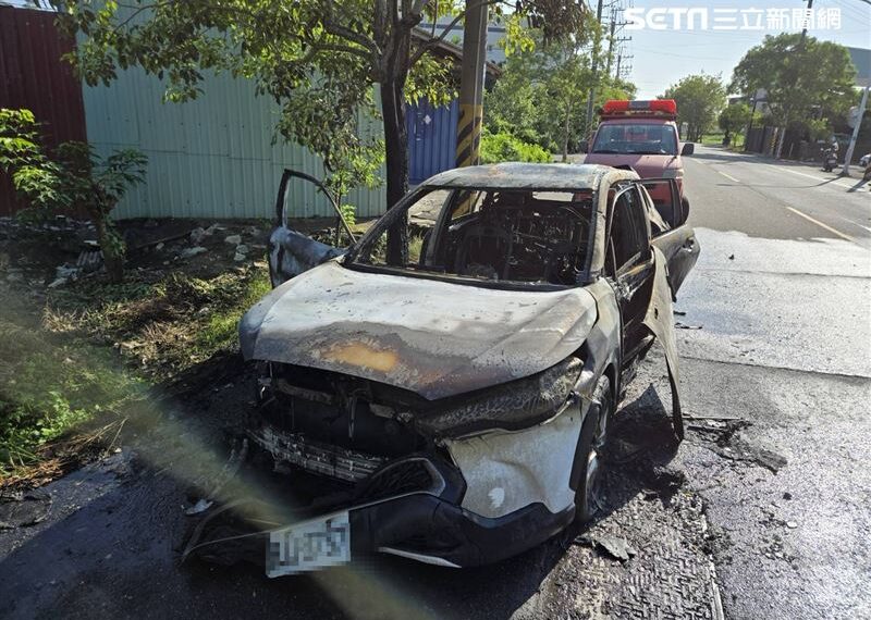 台灣新聞通訊社-快訊／車開到一半突冒煙起火⋯燒成一團火球！他與女乘客急跳車逃死