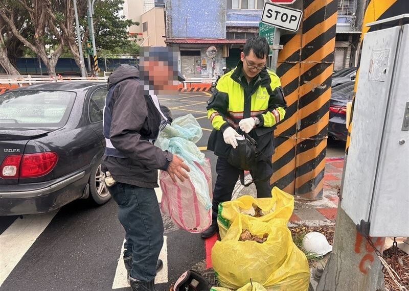 台灣新聞通訊社-7旬翁包包放長椅遭丟棄！急喊：裡面有工作證　暖警「幫翻垃圾」背影曝