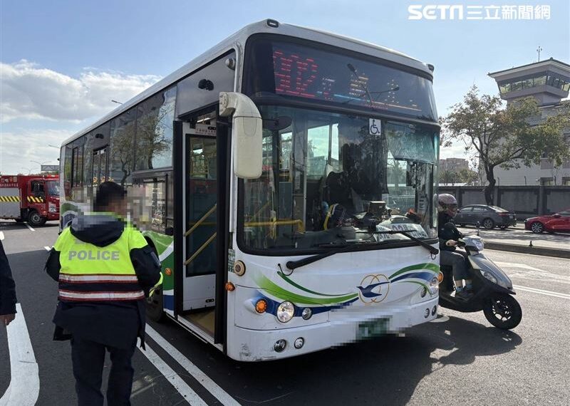 台灣新聞通訊社-如同保齡球全倒！公車司機感冒恍神　追撞等紅燈4機車3人傷