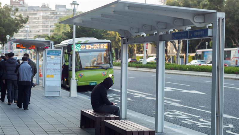 台灣新聞通訊社-北市公車撞倒23歲台大電機系研究生！他一度遭壓車底受困…人送醫搶救