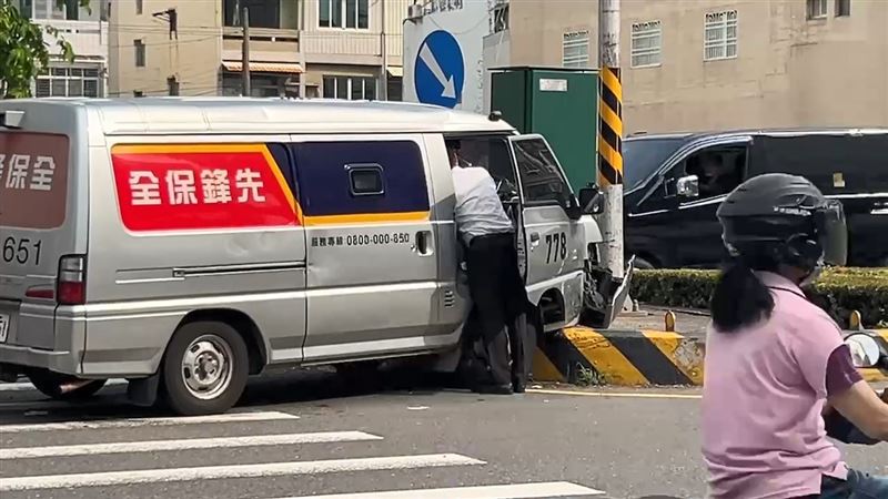 台灣新聞通訊社-快訊／驚悚車禍！高雄運鈔車「詭撞中央分隔島」2運鈔員送醫