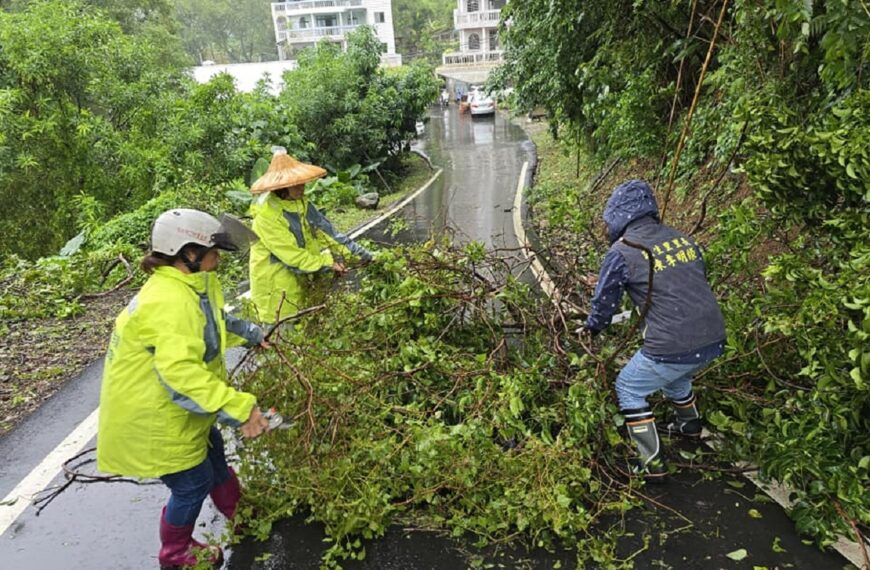 台灣新聞通訊社-淡水民生里防災自救 里長帶防災士志工隊打通道路