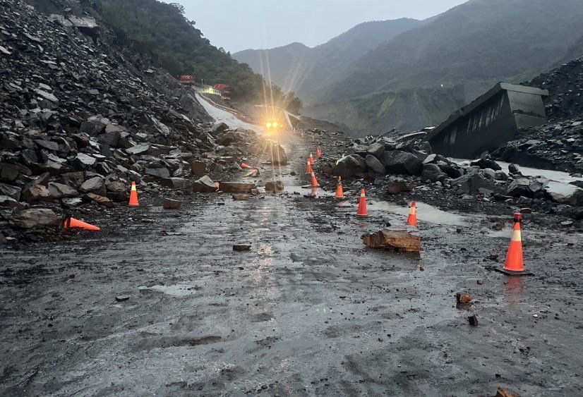 台灣新聞通訊社-天兔颱風大雨…明霸克露橋河床便道遭落石阻斷 公路局：中午清完