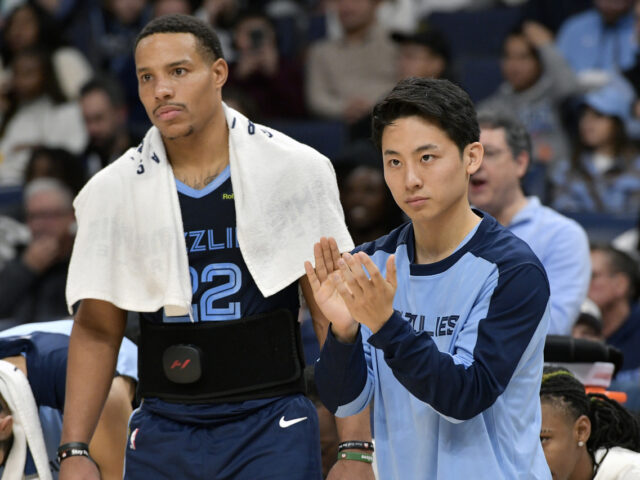 台灣新聞通訊社-NBA／灰熊貝恩朝對手「開槍」76人安比德罰球後假摔引熱議