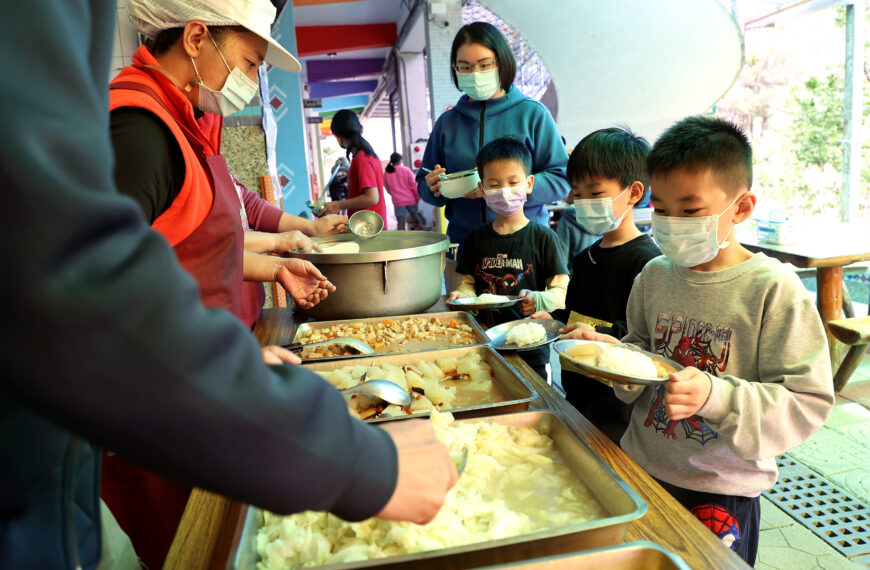 台灣新聞通訊社-薑黃粉遭驗出有蘇丹紅 北市學校午餐禁用薑黃粉至期末