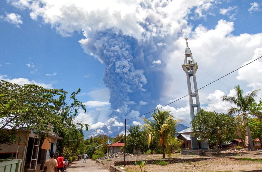 台灣新聞通訊社-印尼東部火山一天噴發7次 灰雲直衝8000公尺高空…居民紛逃命