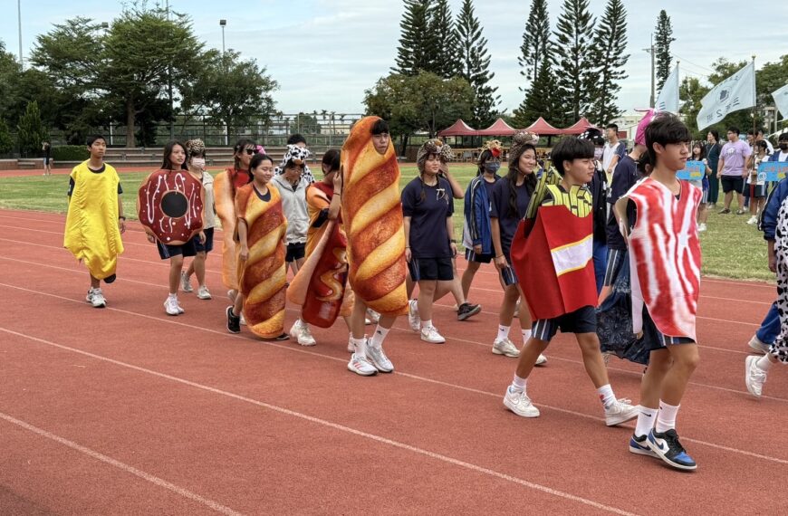 台灣新聞通訊社-彰化溪湖高中運動會創意多 恐龍女僕阿拉伯人滿場跑