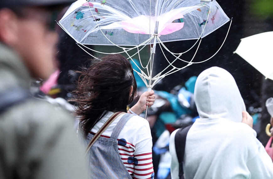 台灣新聞通訊社-康芮襲台總回顧 史上最晚侵台強颱 雨灌宜花、風掃全台