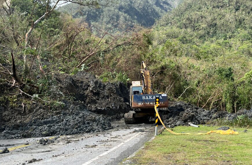 台灣新聞通訊社-玉長公路大面積坍滑中斷 公路局：預計3日搶通