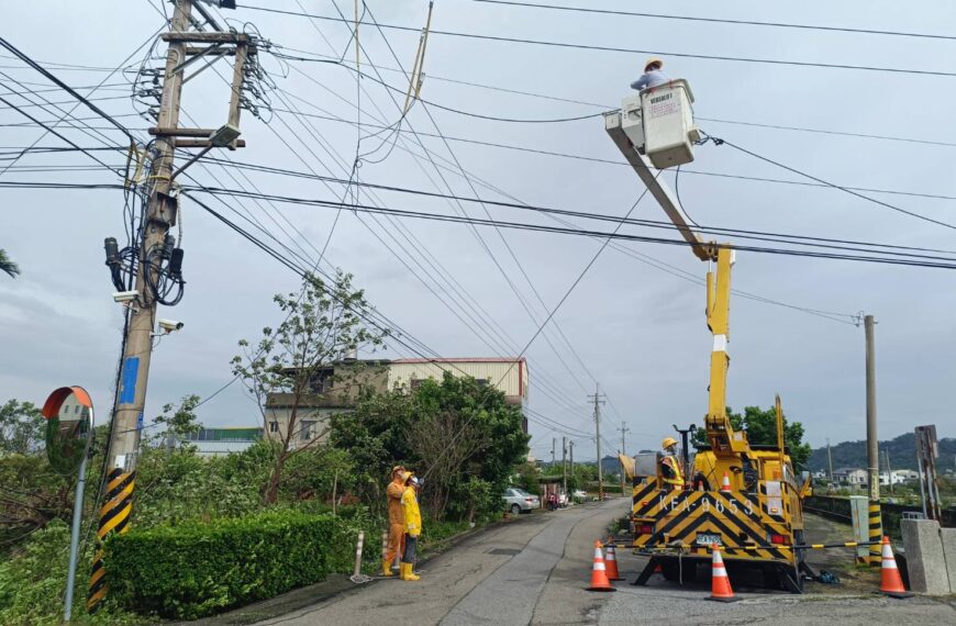 台灣新聞通訊社-強颱康芮苗縣3萬6203戶停電 台電拚命搶修昨晚全數復電