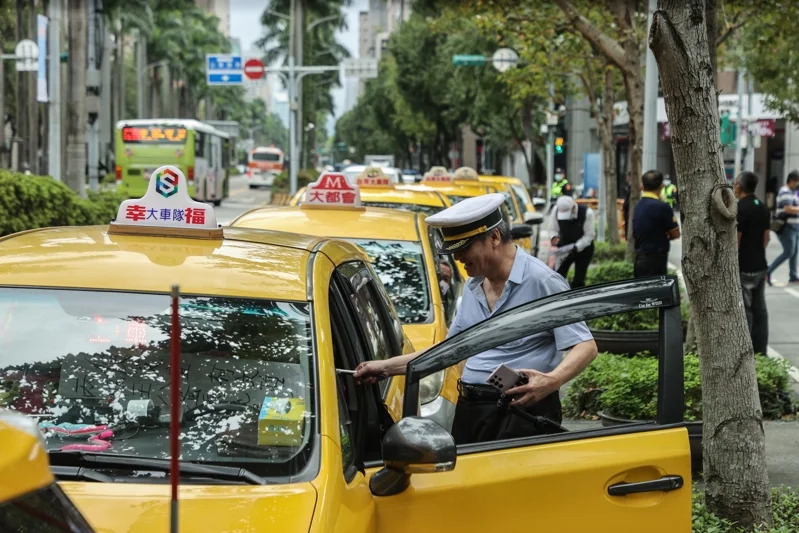 台灣新聞通訊社-車行費、掛牌權利金聯合喊漲 計程車駕駛擬發動抗爭