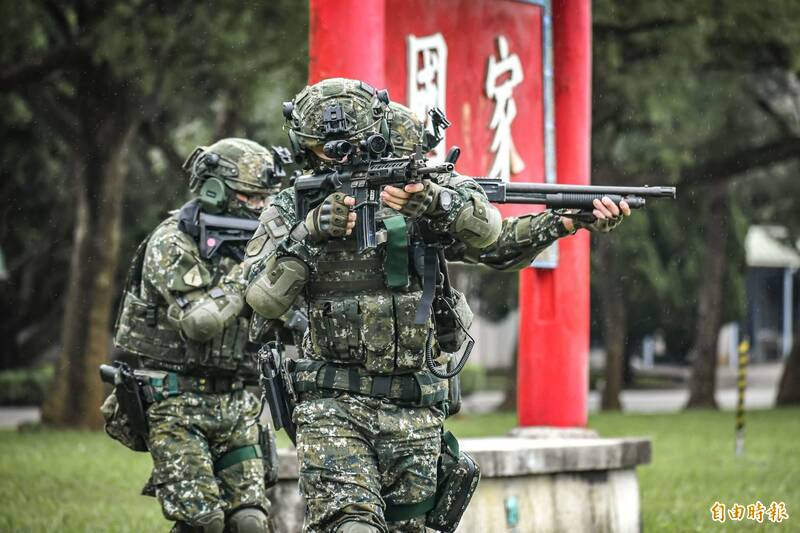 台灣新聞通訊社-軍武圖輯》沉默殺手隊真帥！特戰6人組全副武裝行動 模擬CQB戰鬥