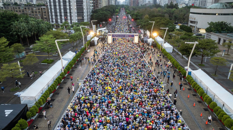 台灣新聞通訊社-路跑》國際跑者歷年最多 首獲金標認證台北馬週末開跑