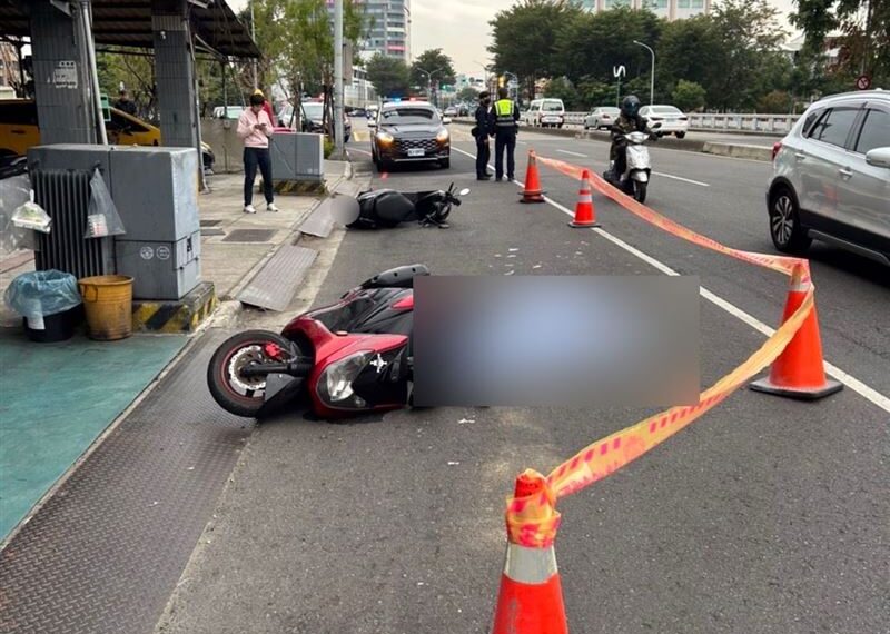 台灣新聞通訊社-快訊／台中2機車對撞倒地　53歲男騎士慘遭公車輾斃　司機愣：來不及煞