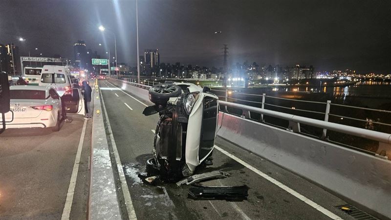 台灣新聞通訊社-畫面曝光！超速危駕成蘆橋自撞翻車　警開罰移動神主牌4萬並扣照