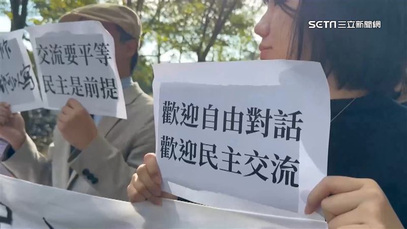 台灣新聞通訊社-中生團訪清大！學生高喊「交流要平等，民主是前提」　遞上國旗沒人敢拿