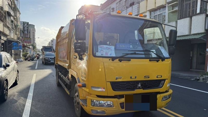 台灣新聞通訊社-開垃圾車酒駕…把女駕駛轎車屁股撞凹！司機慘了 扣公務車牌照2年