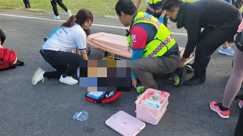 台灣新聞通訊社-9歲童路跑遭輾亡！肇事男凌晨2時前往靈堂⋯送上手寫信：原諒我的過失