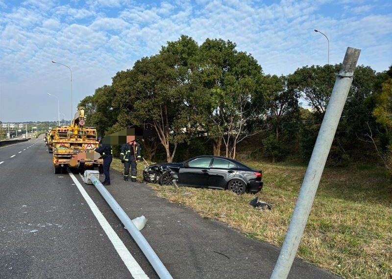 台灣新聞通訊社-狀況連連！國1后里交流道轎車自撞護欄⋯衝出邊坡　倒退嚕又撞倒路燈