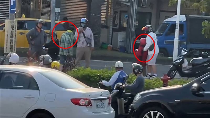 台灣新聞通訊社-拳頭硬了！玉蘭花阿嬤不給錢遭兒「當街毆打」警方到場給兒子上一課！