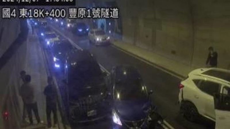 台灣新聞通訊社-快訊／豐原1號隧道爆「4車連環撞」　全車道遭佔「車流大回堵」